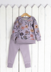 КД378/2-Ф Комплект детский (джемпер/цветы на тёмном+брюки/сиреневый)